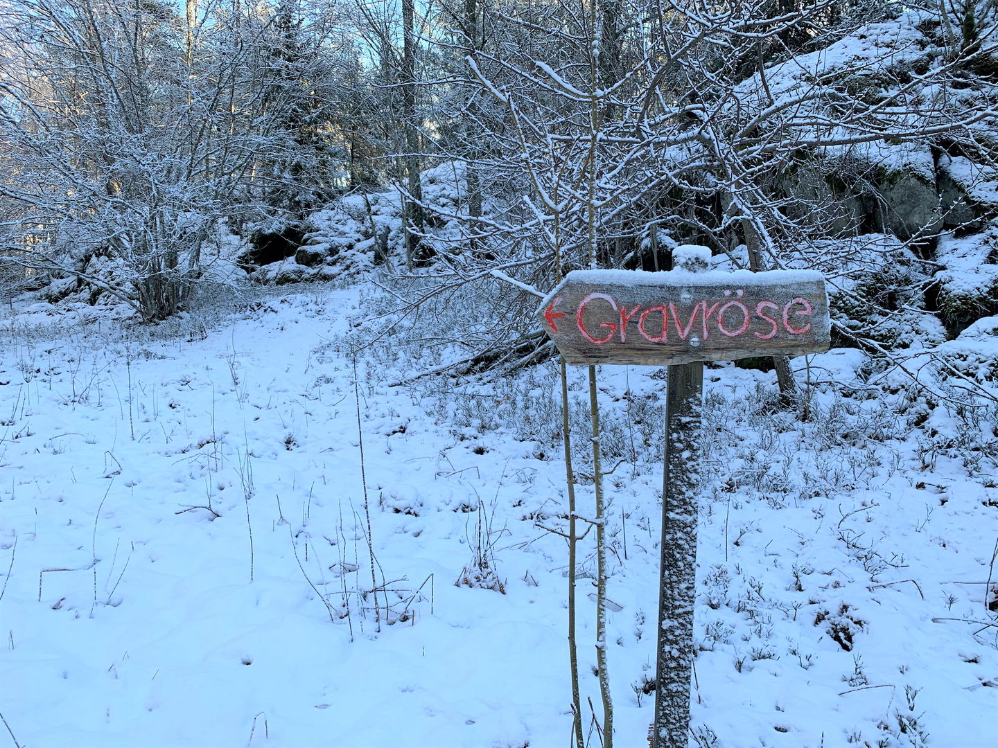 Vägvisning till avstickaren mot Skårbybergets topp. Foto: Lena Malmström