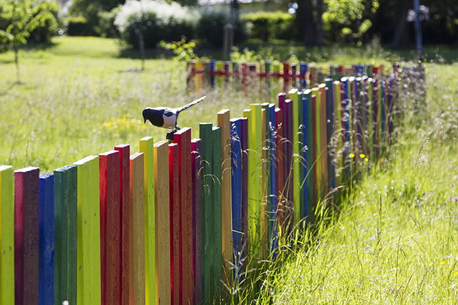 Staket i regnbågsfärger