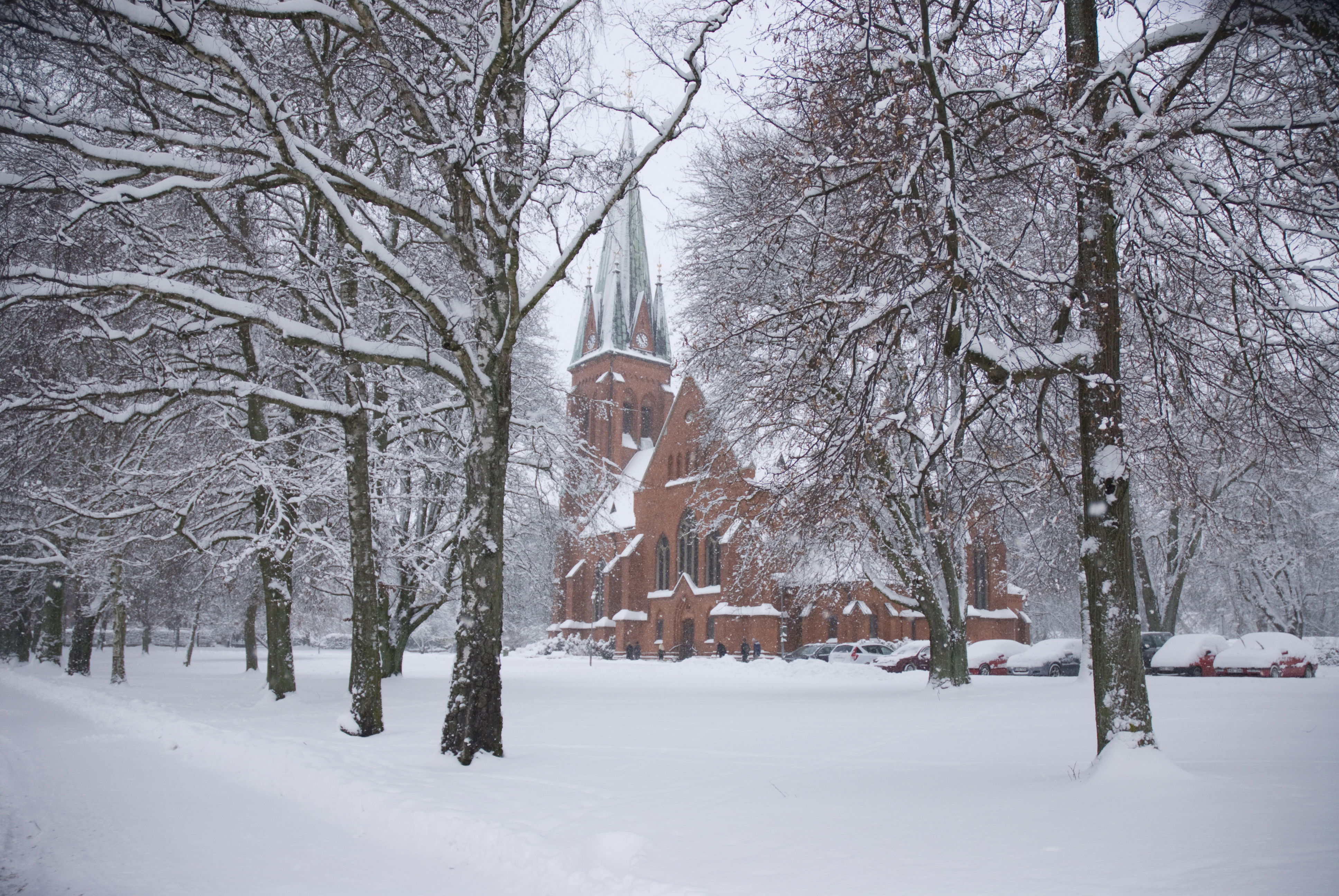 Eslövs kyrka i vinterskrud