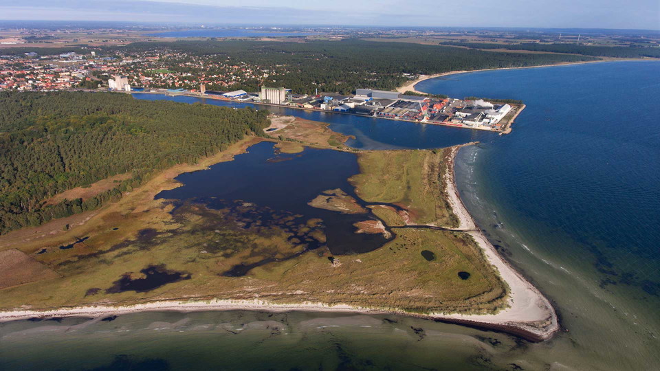 Ett lagunområde, strand och hav sett från ovan.