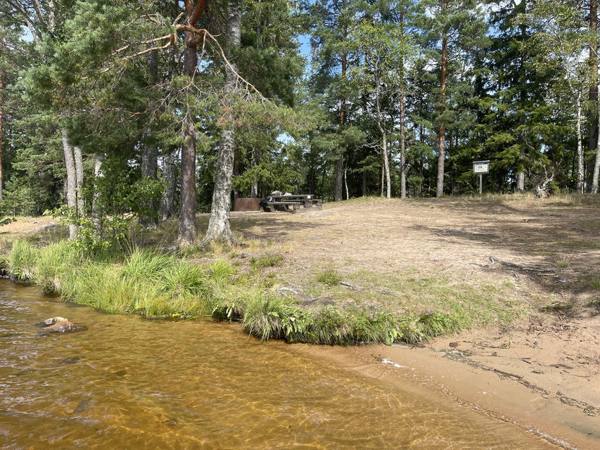Skylt med information om naturreservatet vid en grillplats.