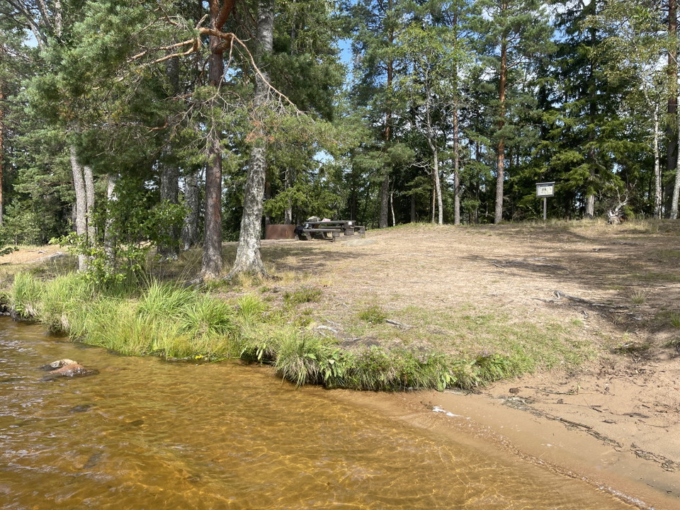Skylt med information om naturreservatet vid en grillplats.