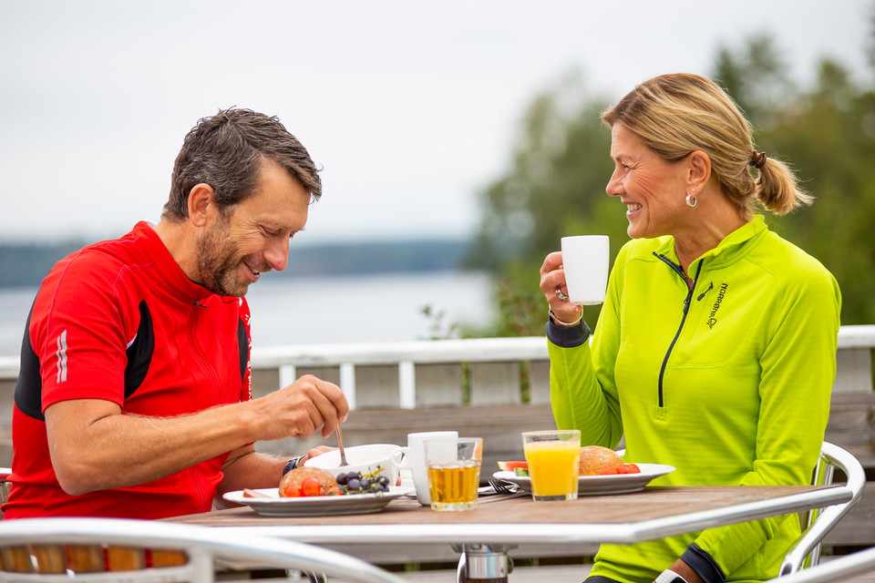 Två personer som äter frukost