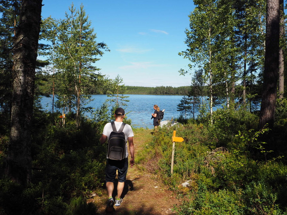 Personer som vandrar mot en sjö
