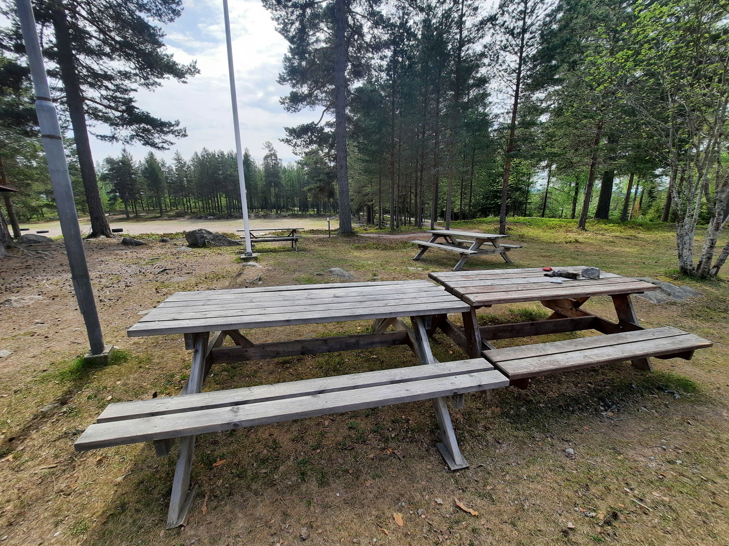 Gott om sittplatser finns intill grillplatsen