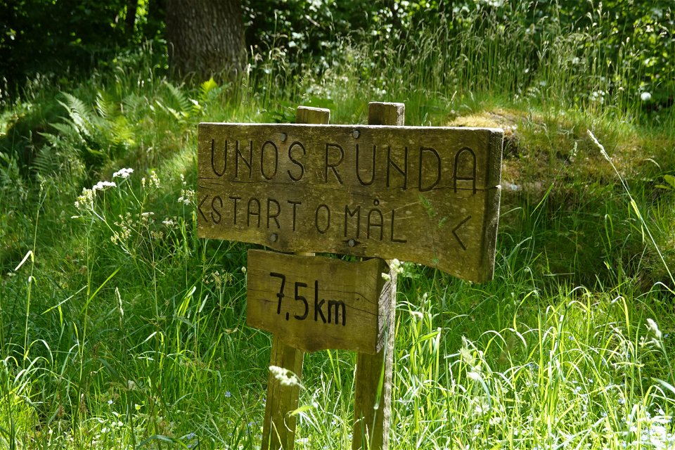 handgjord träskylt som visar start och slut för vandringsleden "Unos runda"
