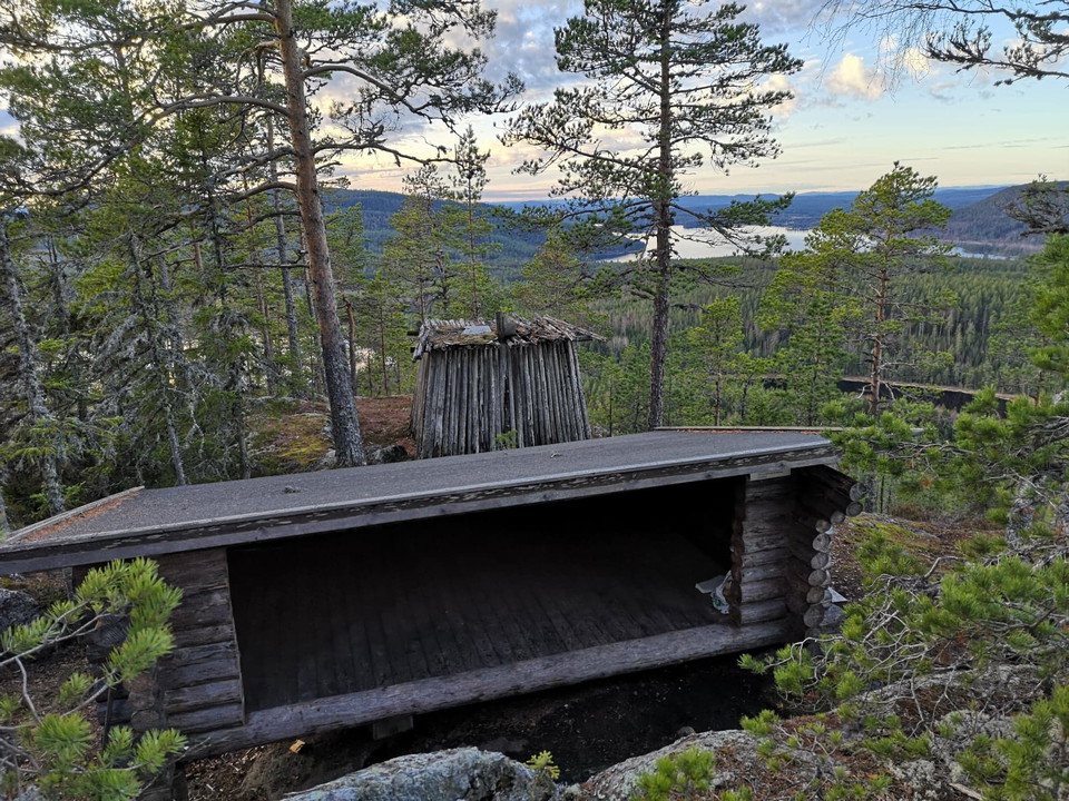 Vindskydd med eldstad. Var rädd om platsen!