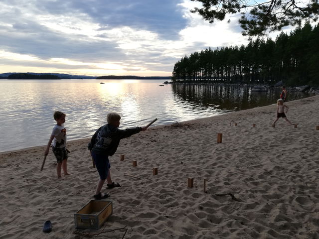 På sandstranden på Finnskogens Hawaii kan du låna kupp och spela i solnedgången.