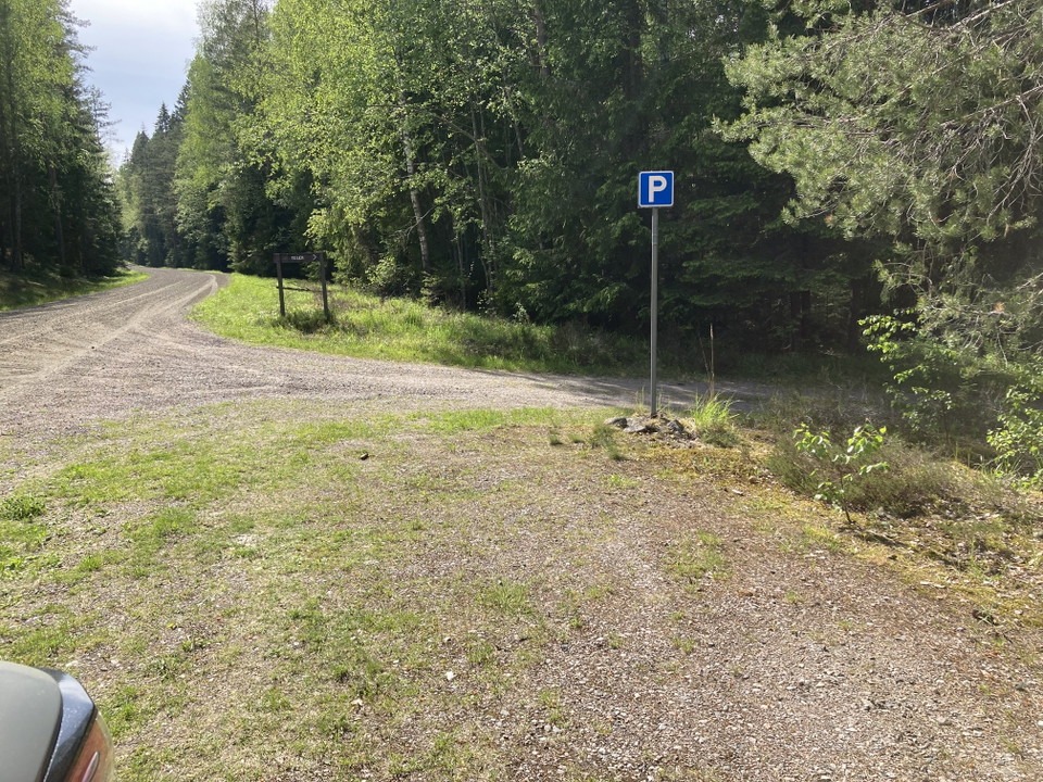 Parkering med plats för några bilar.