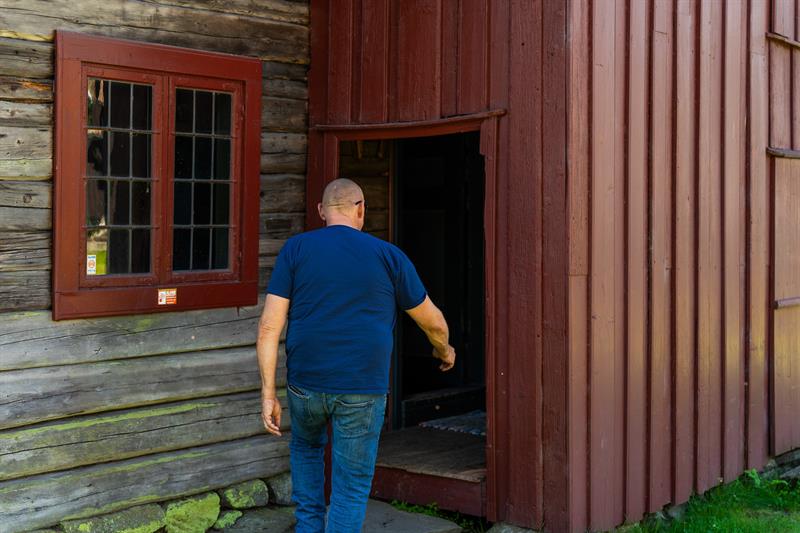 En gjest på vei inn i en av bygningene - Det er lavere dører enn normalt idag.
