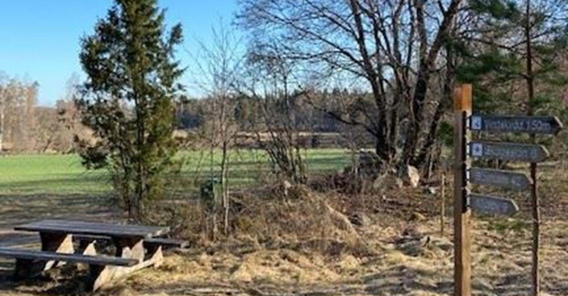 Fikabord vid parkeringsplats till Örbackens kalkkärr naturreservat.
Etapp: Skogssjön - Örbacken.
Mjölby