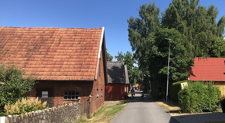 Radbyn Rinkaby strax intill reservatet i norr.