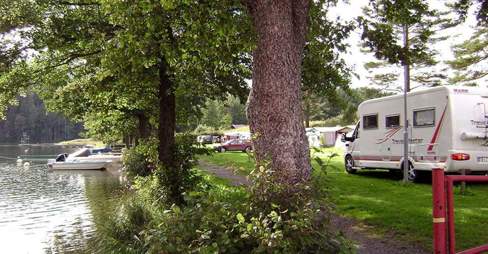 Campingtomter vid sjön.