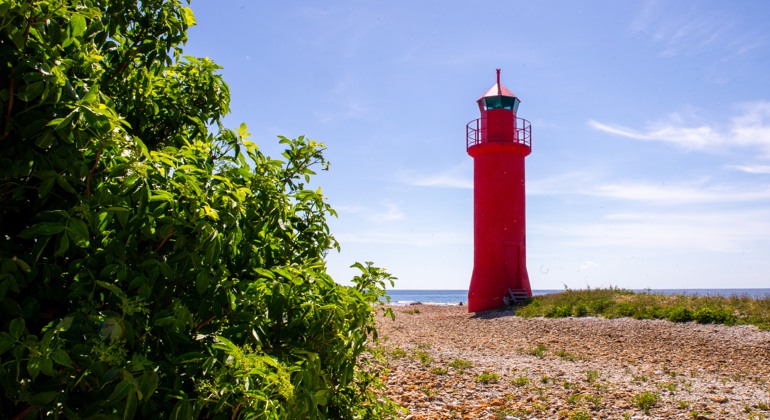 På den lilla ön Lillgraut, längst österut i Slite Skärgårds naturreservat står en röd fyr som kontrast till det annars blå, grå och gröna landskapet.
