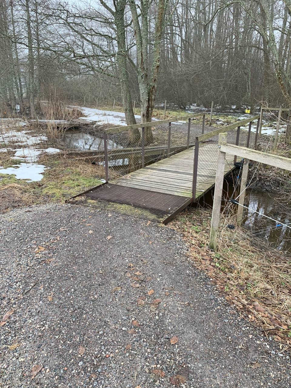 Leden passerar flera broar som går bra att köra över med rullstol.
