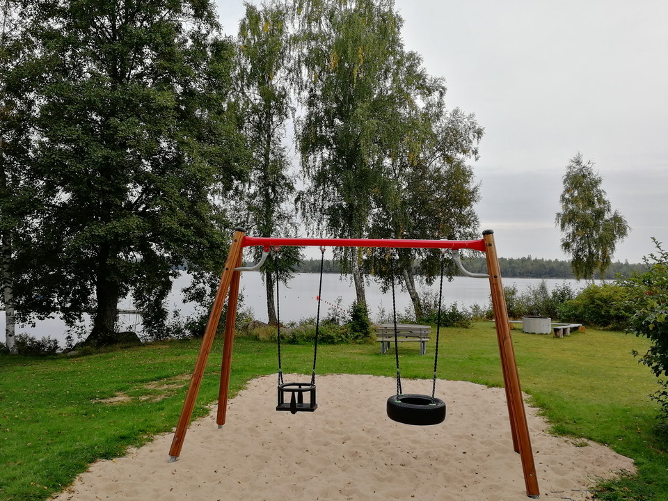 Gunga med sjöutsikt
