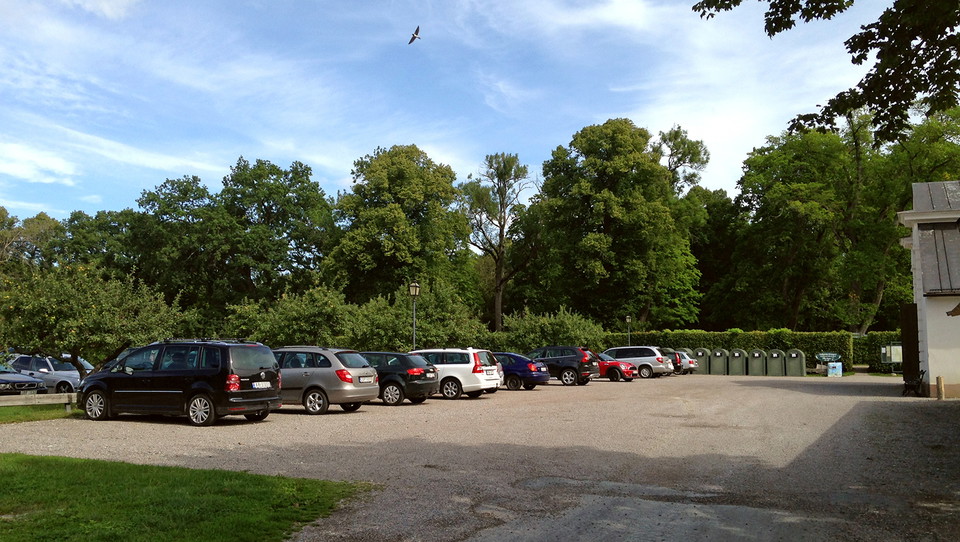Rymlig besöksparkering vid Tullgarns slott.