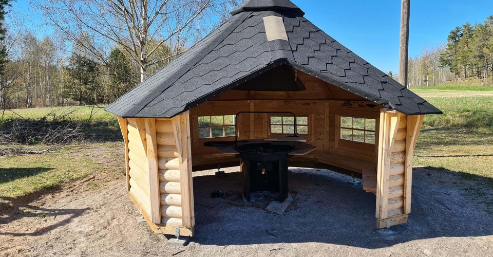 Grillkåta vid Ingemarsvallen i Strålsnäs.Kommunen har låtit uppföra.Etapp: Bleckenstad-Strålsnäs och Strålsnäs-BoxholmBoxholms kommun
