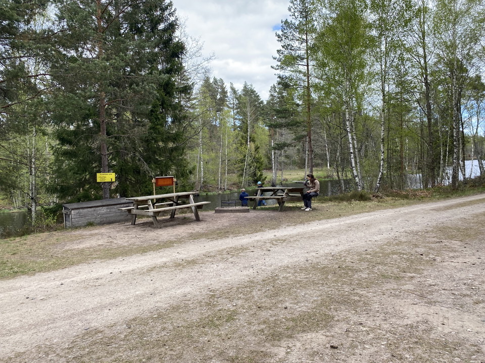 Picknickplats på andra sidan snärjebäcken