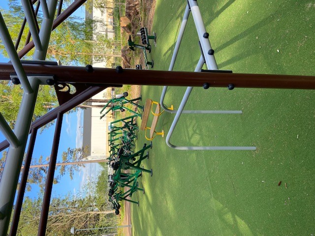 Crossfitställning i framför alla träningsmaskiner