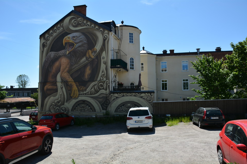 Stor graffitimålning föreställande en grip på en husgavel