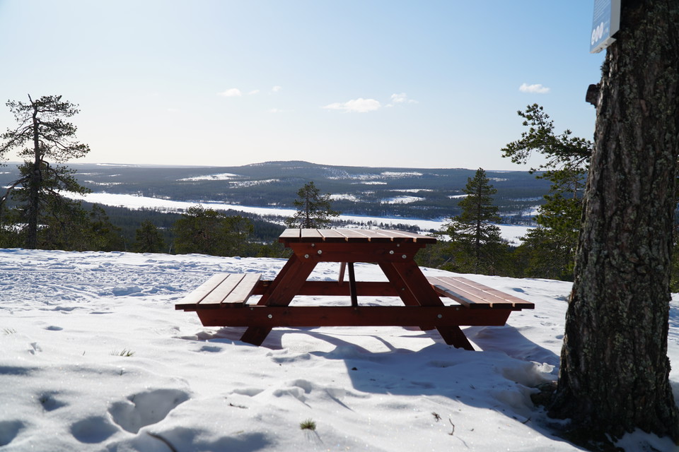 Bänkbord vid utsiktsplats