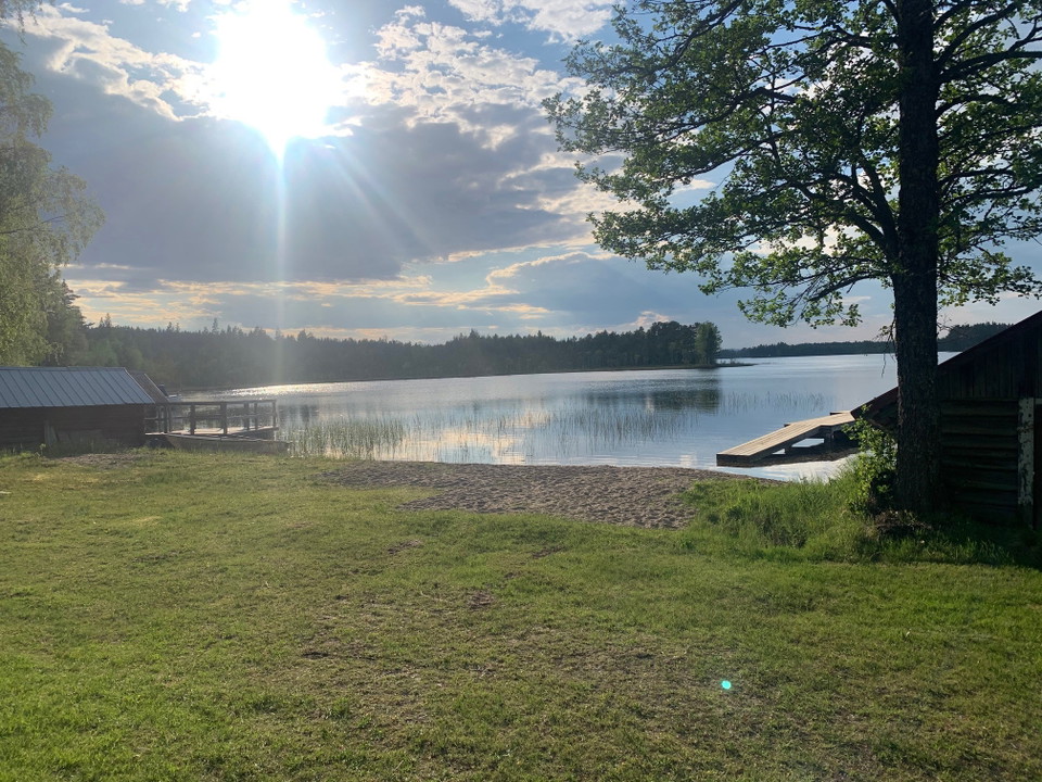 Det finns en liten sandstrand och större gräsytor.