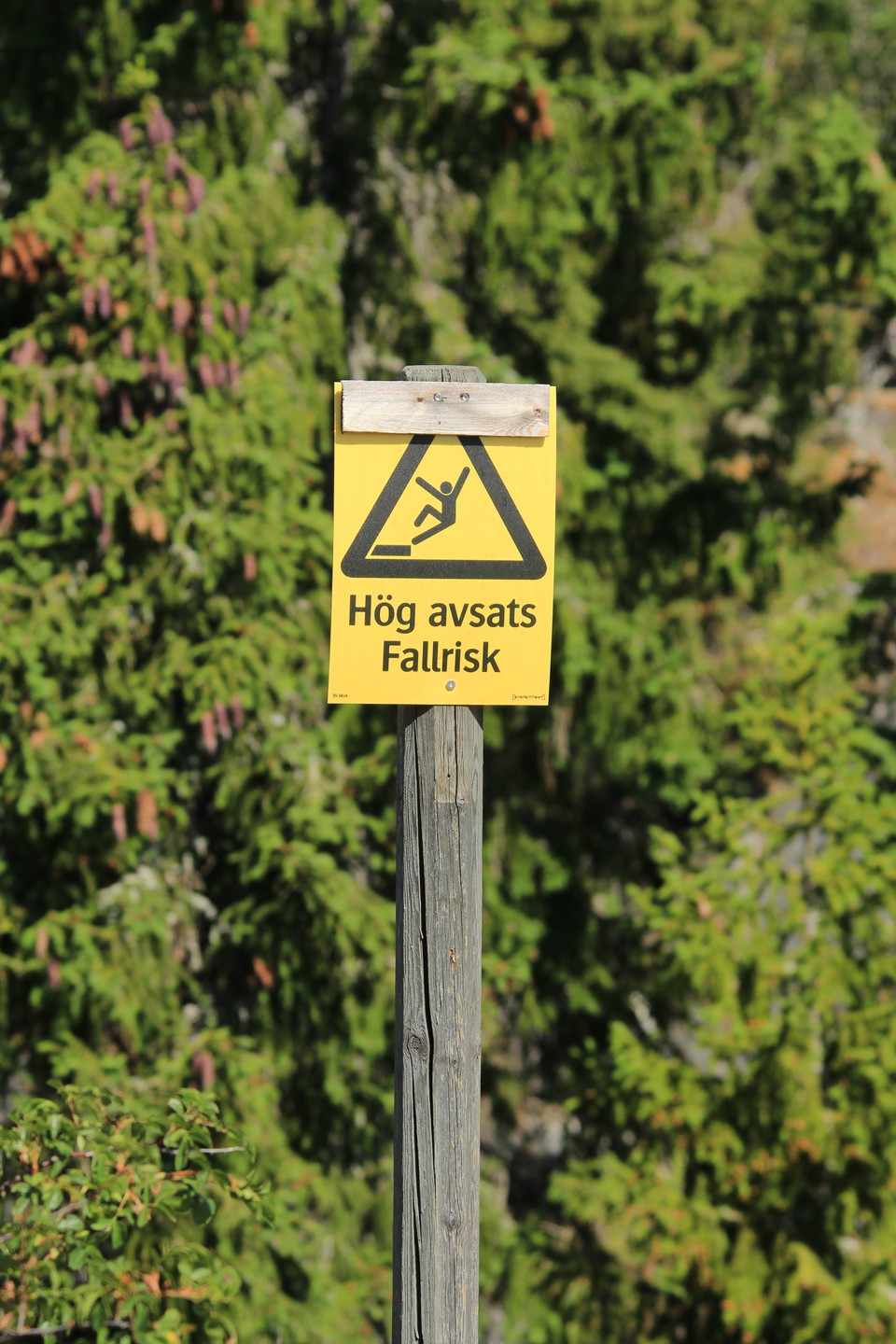 Var försiktig längs med kalkbrottet. Här finns det branta stup.