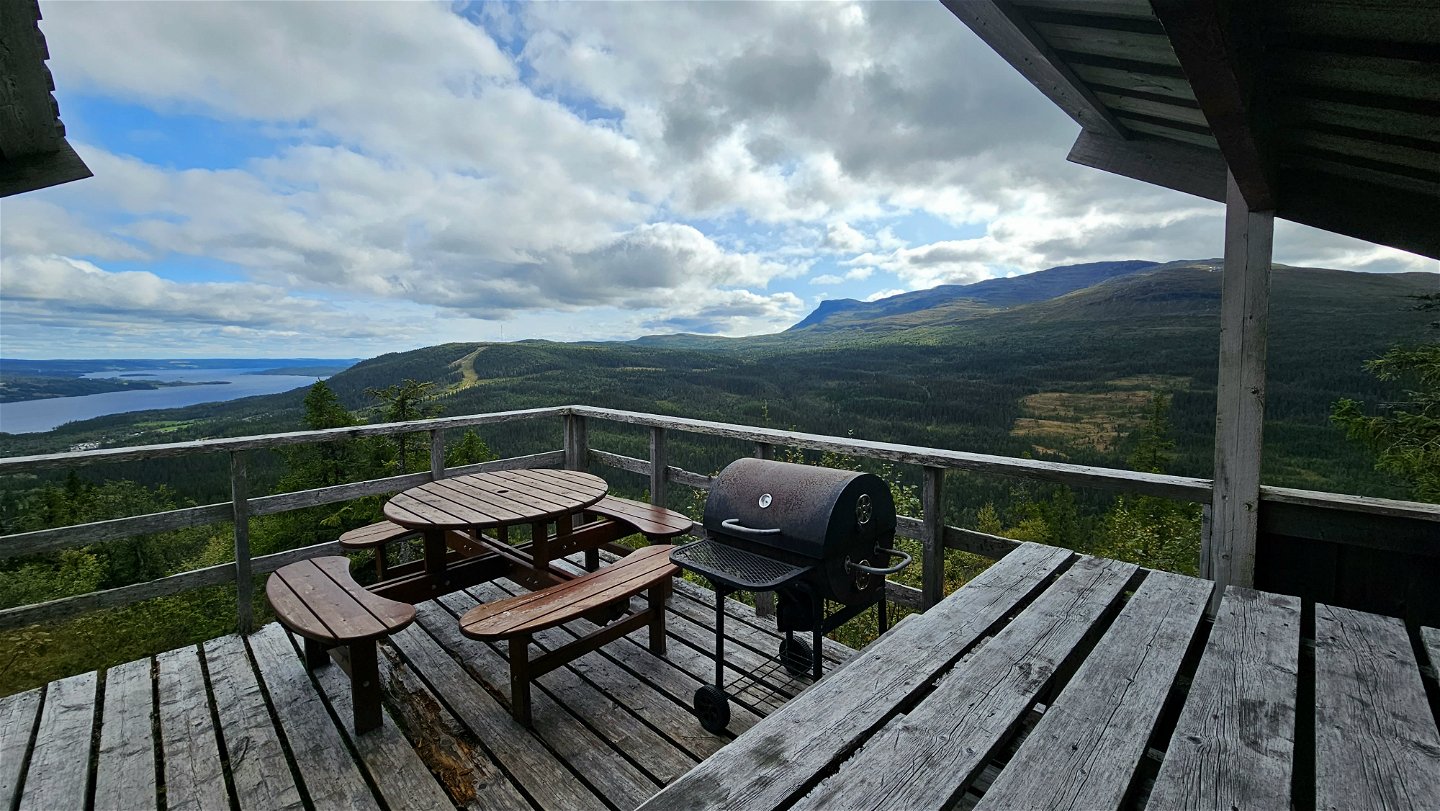 Utsikten mot Åreskutan från ett vindskydd där du även ser ett picnicbord och en grill