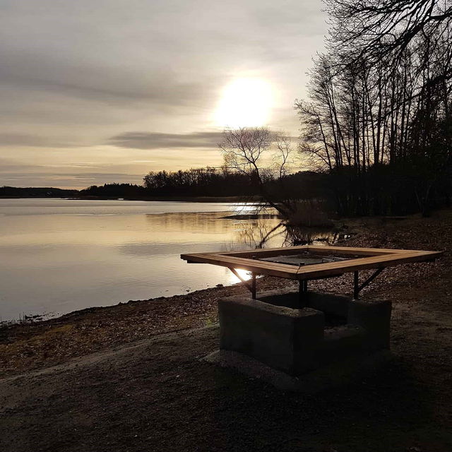 Grillplatsen vid Fysingenbadet med utsikt över Fysingen.