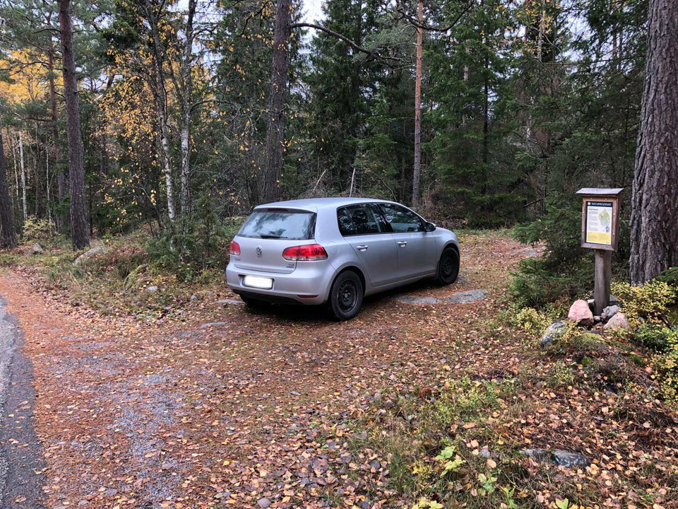 Vid Singövägen finns en mindre besöksparkering.
