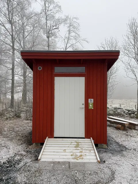 Toaletten är placerad vid ledentrén (HÖ18/HÖ19) till Tomtabacken, nära parkeringsplatsen.