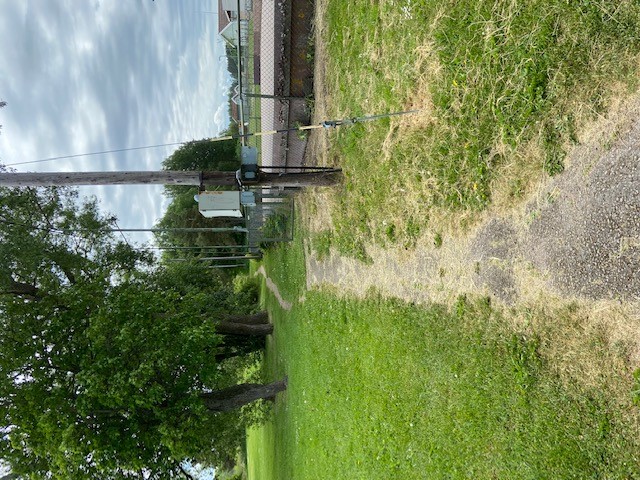 Startplats för motionsspår med gröna gräsmattor på båda sidor samt hockeyrink