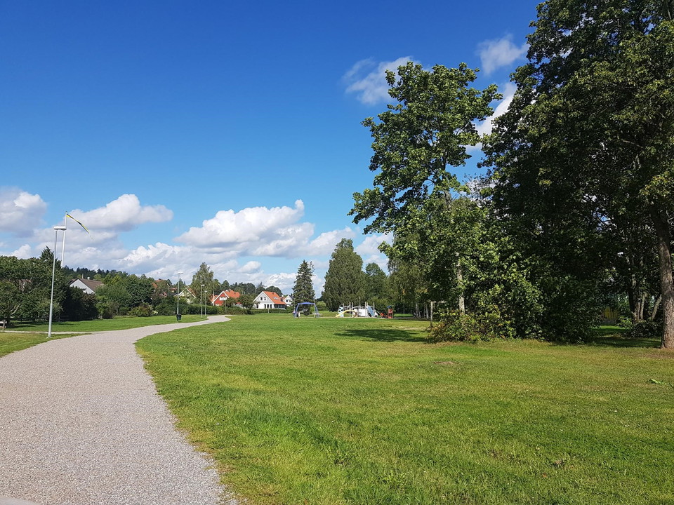 Promenadstråket med park på östra sidan och trädgårdsstaden på västra sidan.