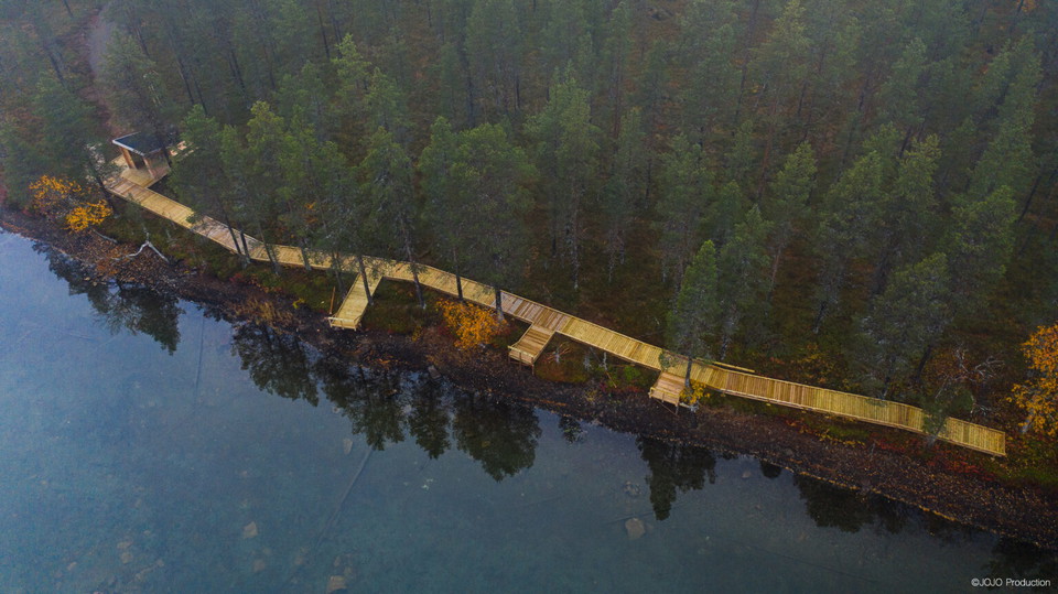 Översiktsvy med anpassad träramp längs sjökanten