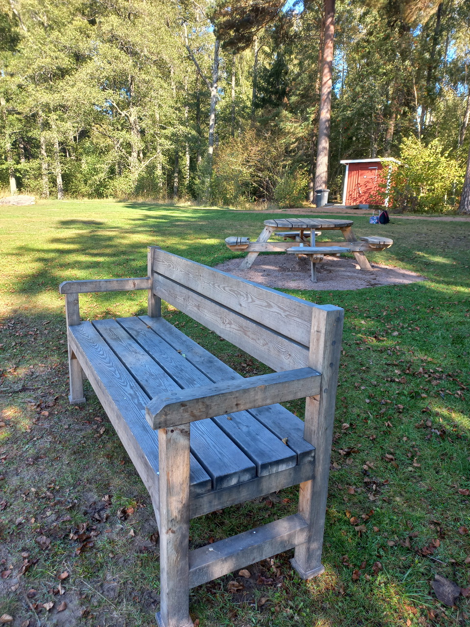 En tillgänglig vilplats med en träsoffa 