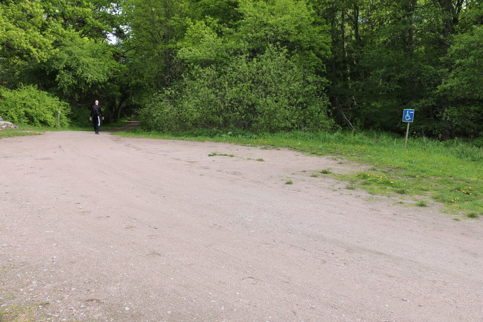 Parkeringsplats på grus.