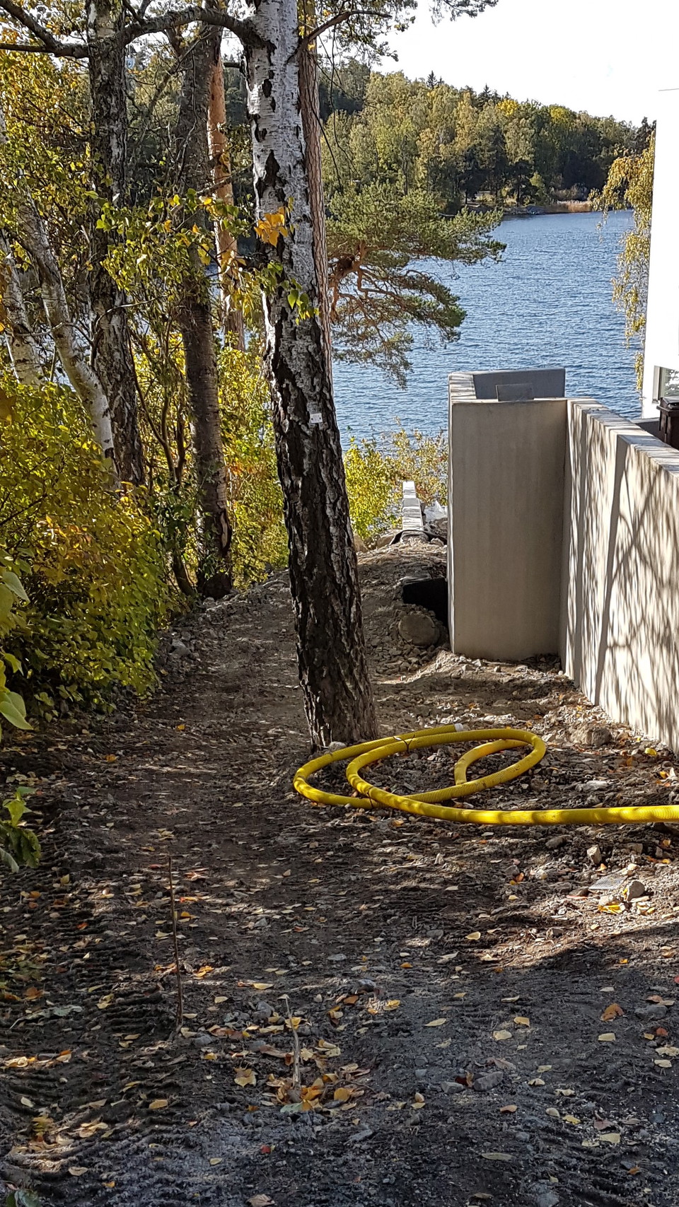 Smal passage från Kräftvägen till strandstigen. Foto Lidingö stad.