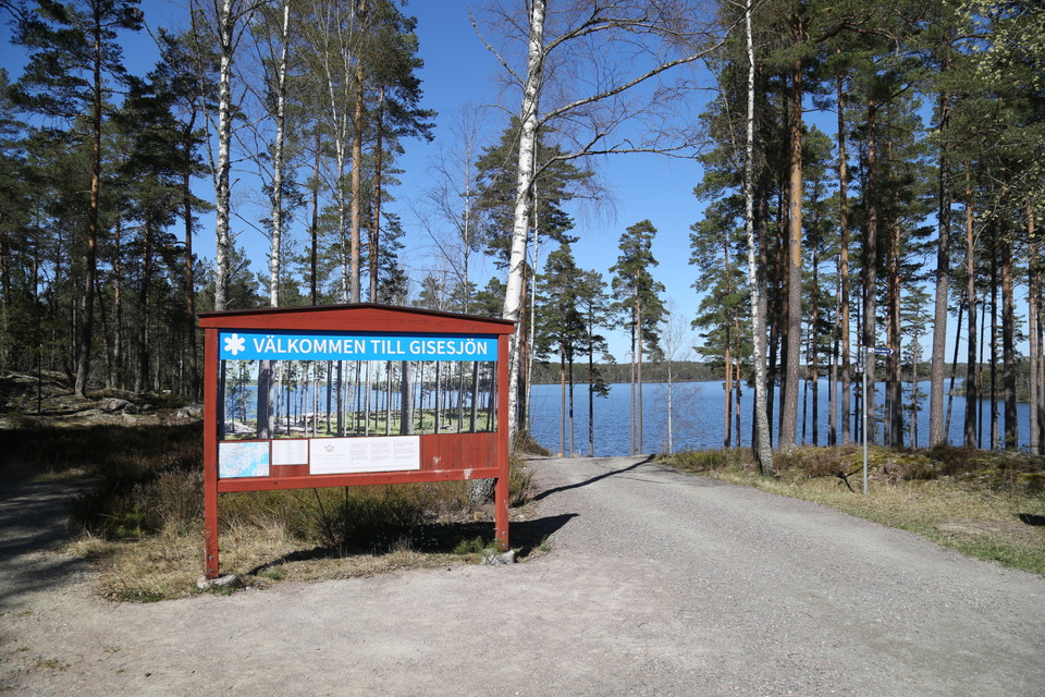 Informationsskylt med sjö i bakgrunden.