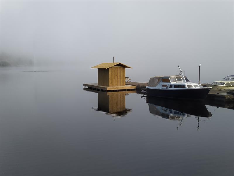 Båt og badstue på vann