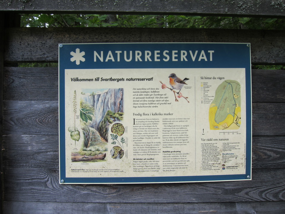 Informationstavla över naturreservatet.