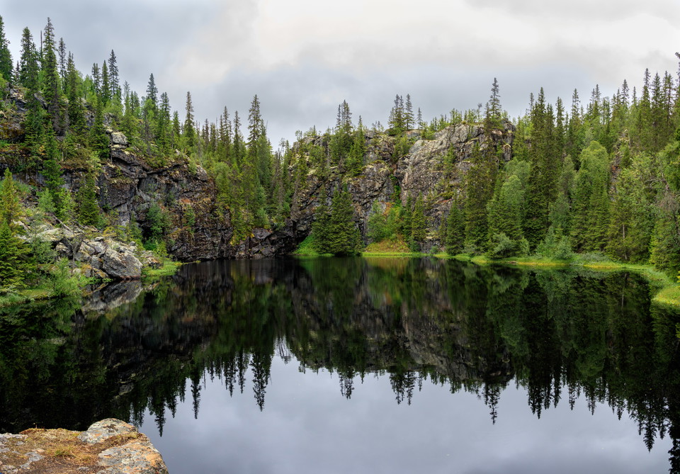 Bergtjärn i närheten av Jänsmässholmen.