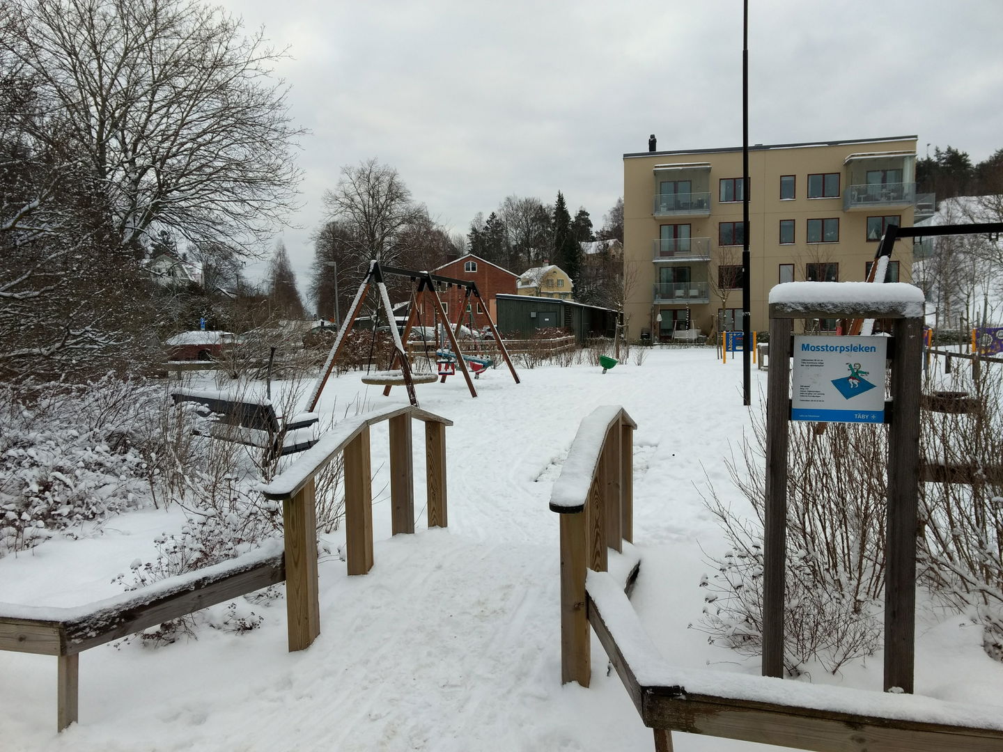 Välkommen över bron och lek
