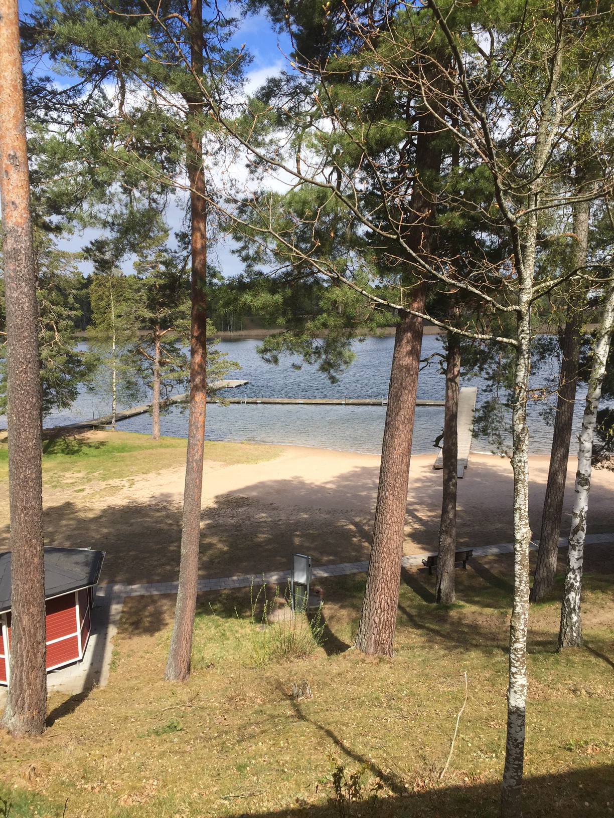 Bild från serveringen ner mot badplatsen vid Skogssjön