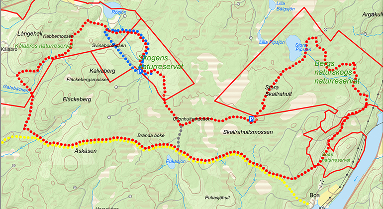 Karta över Ödemarksstigen (de röda prickarna) som går genom naturreservateten Kålabro, Skogen,
Bergs naturskog och Boa samt i flera privata områden.