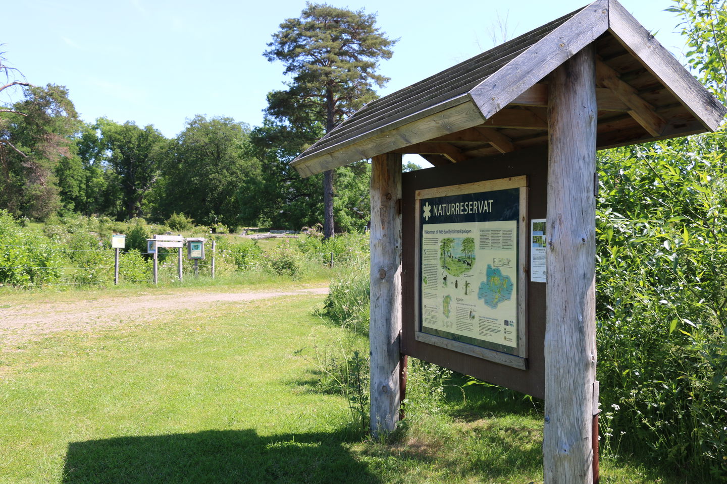 Informationstavla över naturreservatet.