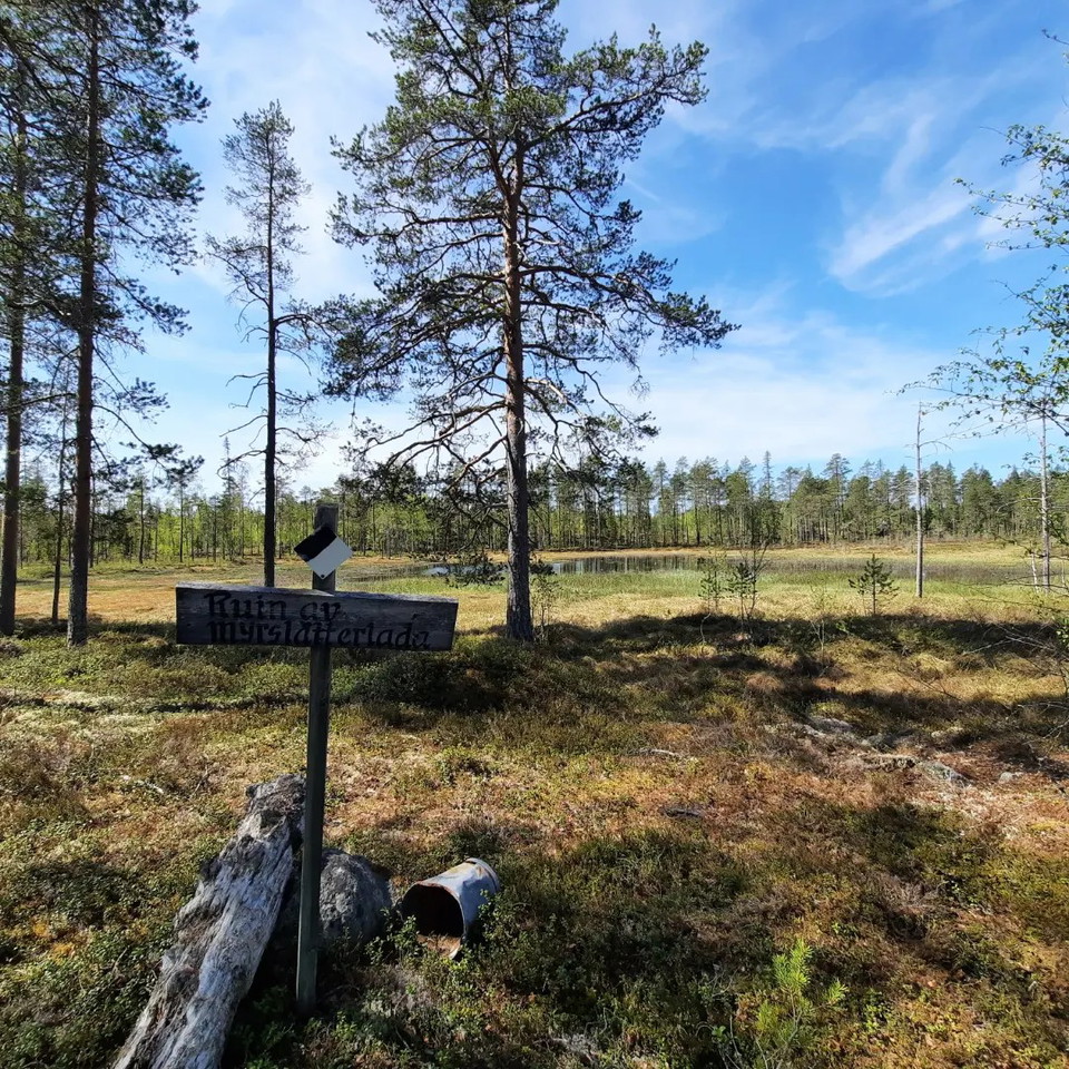 Kulturhistoria längs med vägen. En hel del olika skyltar finns uppsatta