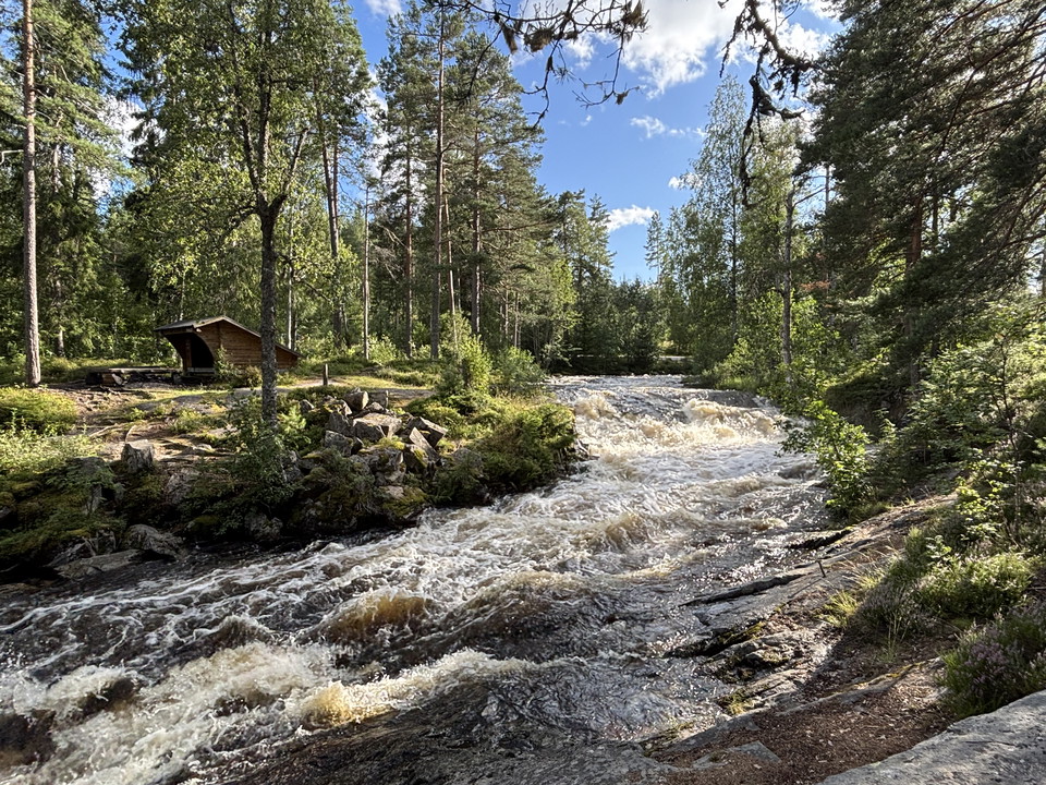 Vy över Skräddartorpsfallet med vindskydd