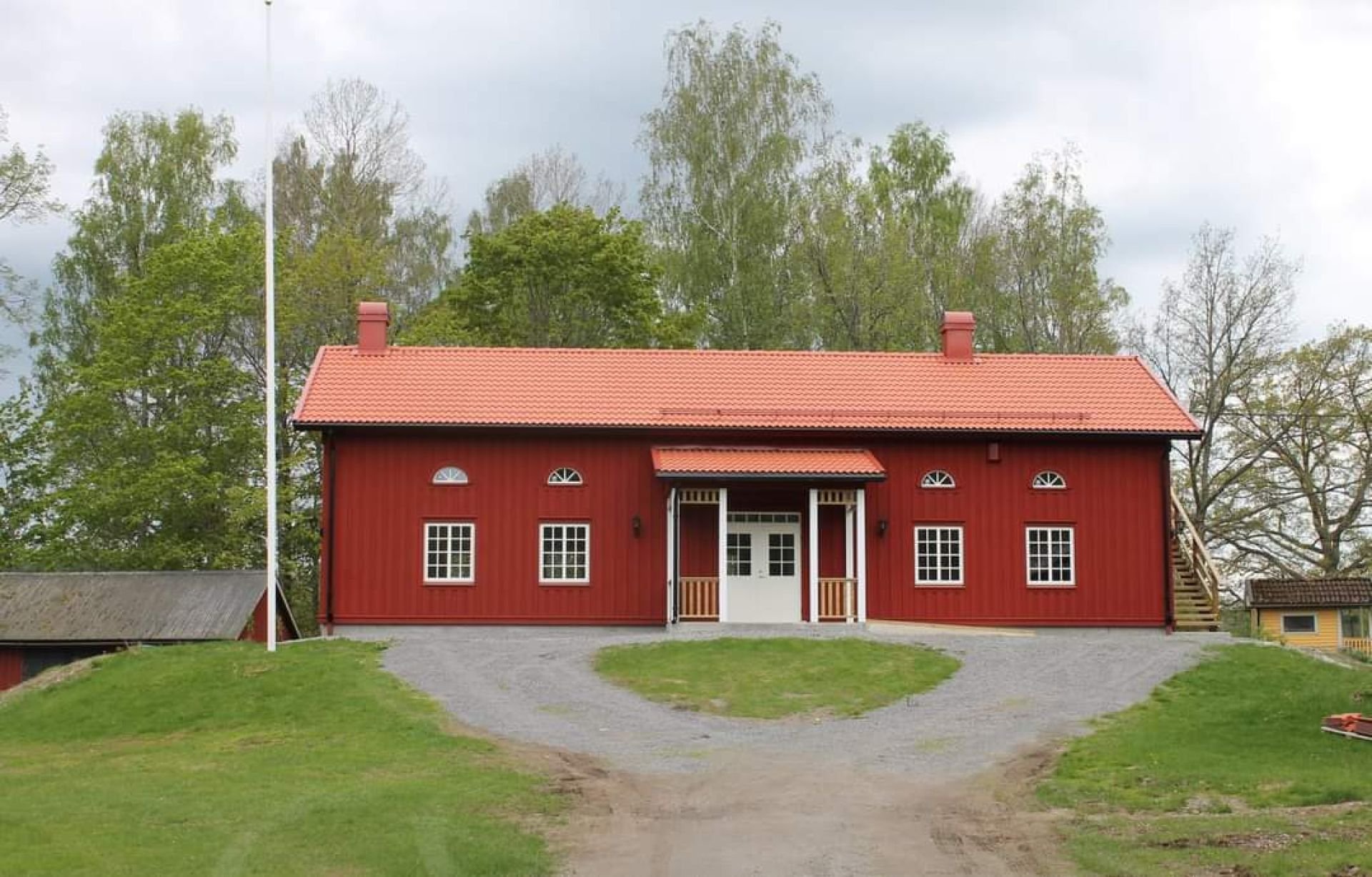 The main building itself, the "Mangårdsbyggnaden" is higher up than the other buildings on the farm.