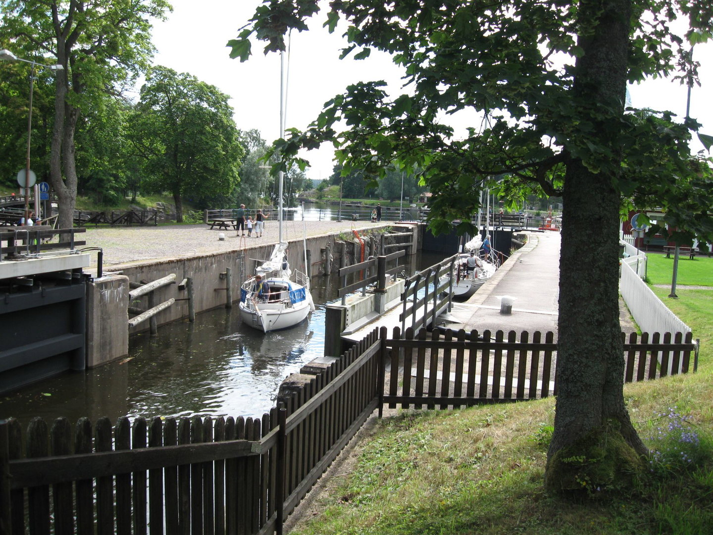 Bild på slussen och båtar i Säffle kanal.
